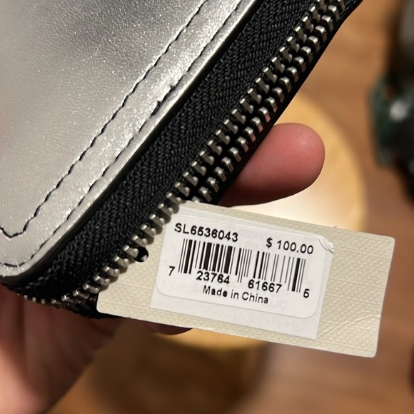 New! FOSSIL Logan RFID Wallet Zip Around Clutch Wristlet Metallic Silver - Picture 4 of 4